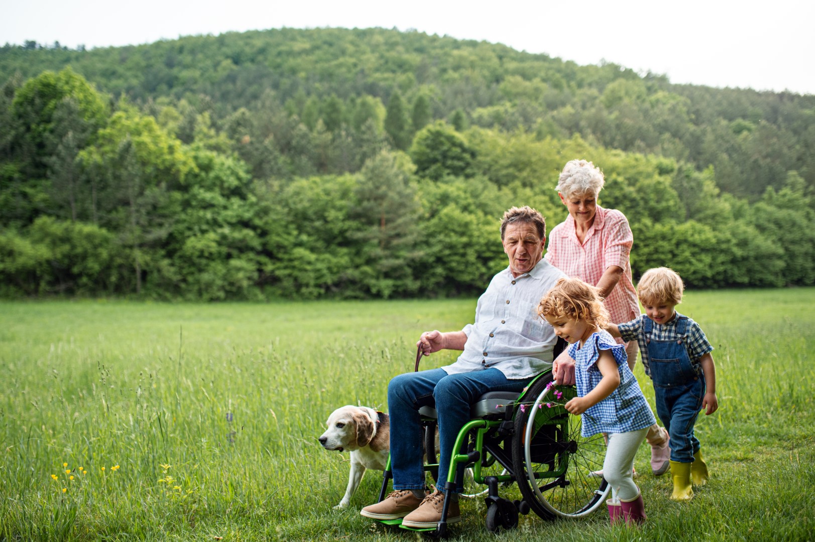 Une famille réunie dans un paysage rural